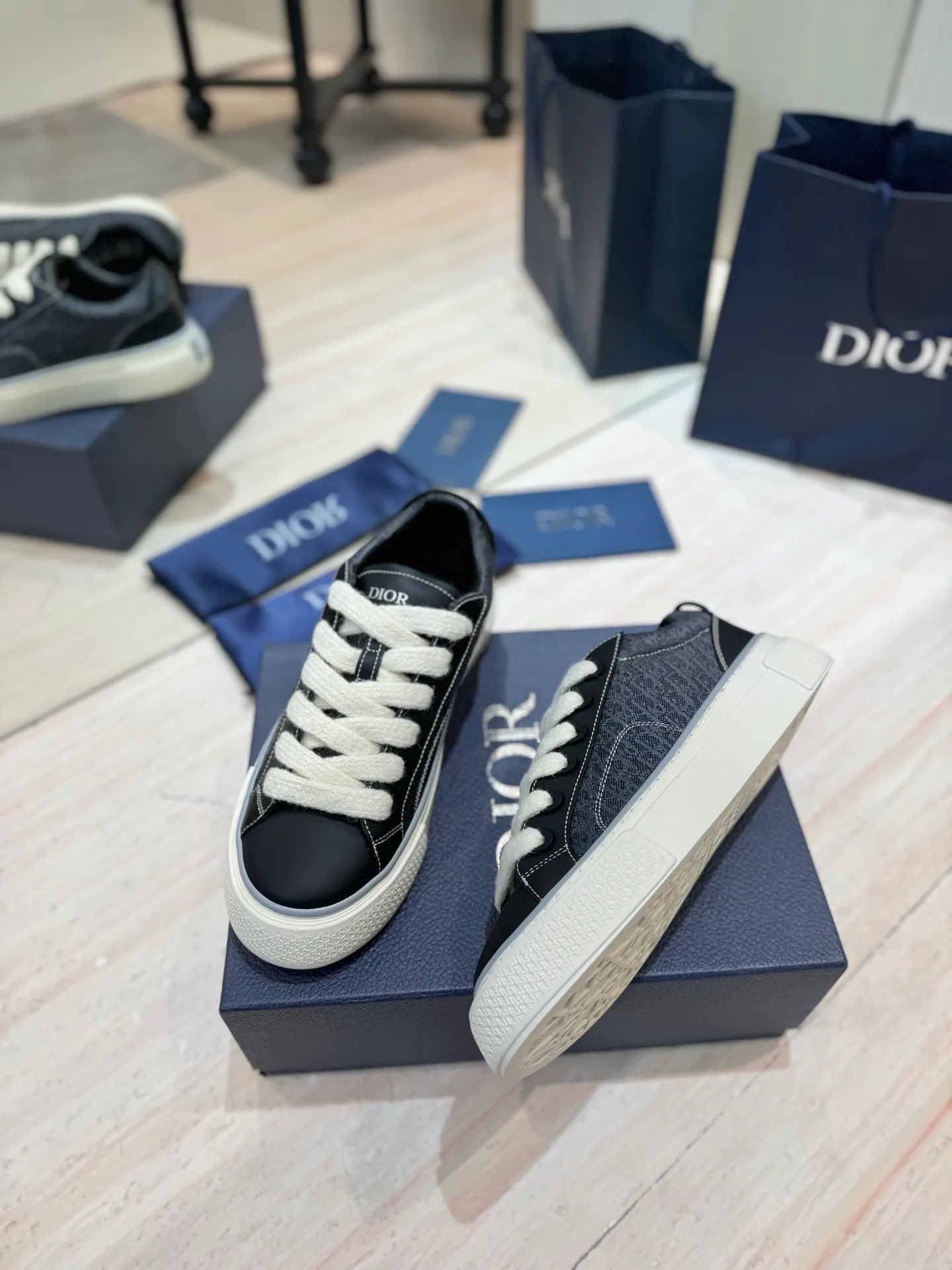 👟👟Ex-factory price 600👟👟 (Top version) Dior 2025 autumn and winter haute couture series new men's shoes CD jelly-colored flat casual shoes Dior and STONE ISLAND B33 round toe lace-up canvas skate shoes Stars' same style Oblique letter logo embroidered retro color-blocking sneakers The top high-end version on the market ✅ Upper: imported custom calfskin/suede leather ✅Inner: water-dyed cowhide lining ✅Outsole: original open-molded Tpu outsole ✅Packaging: full set of original box ✅Size: 35-45 (46 pieces customized, non-refundable)
